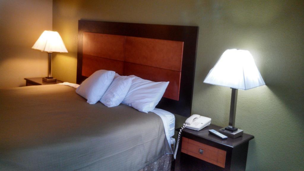 Relax Inn Heth Shell Lake Bilik gambar